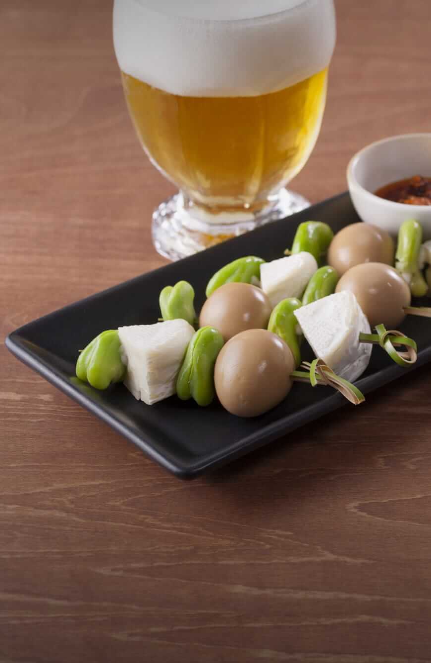 ミニブリーとそら豆と味玉のコロコロピンチョス