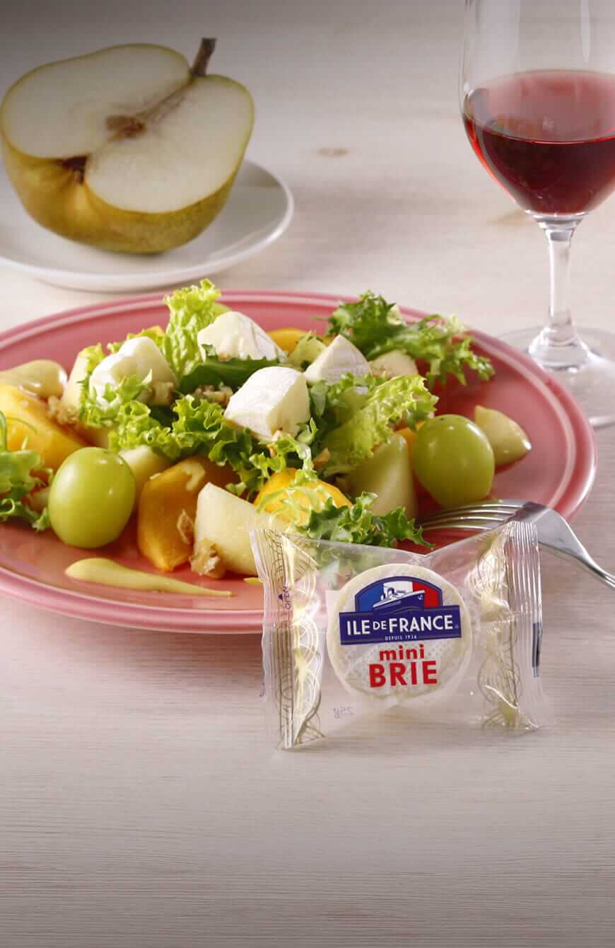 ミニブリーと色とりどりの野菜で飾るクリスマスツリーサラダ