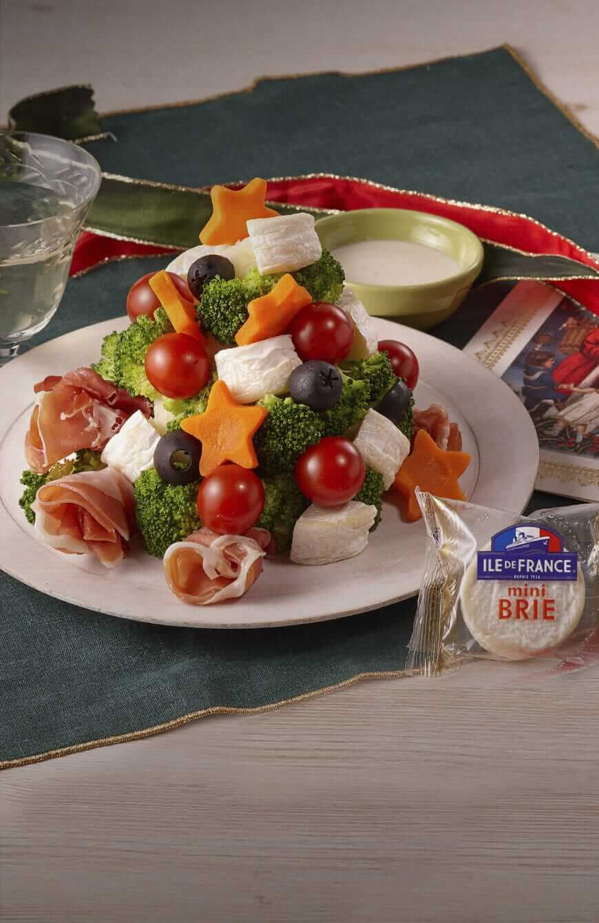 ミニブリーと色とりどりの野菜で飾るクリスマスツリーサラダ