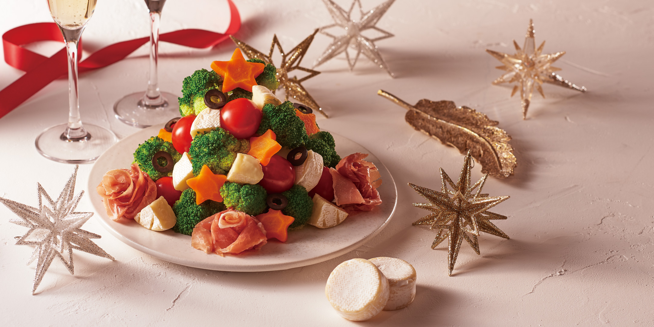 ミニブリーと色とりどりの野菜で飾るクリスマスツリーサラダ